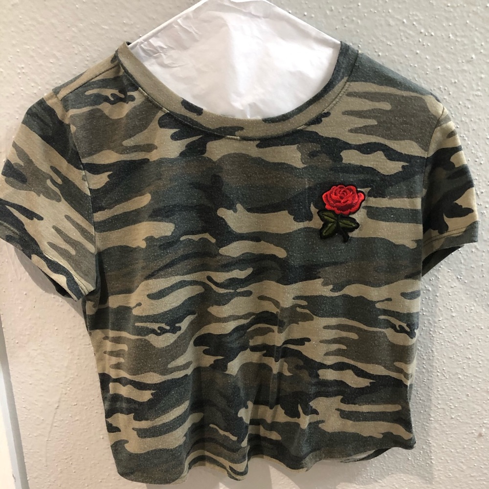 🛍Camo top with rose🛍